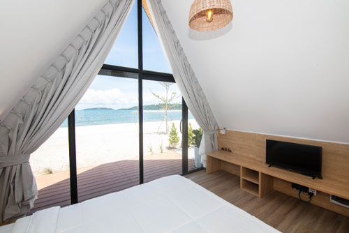 Queen Bedroom Sea View_001