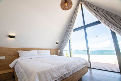 Queen Bedroom Sea View_000